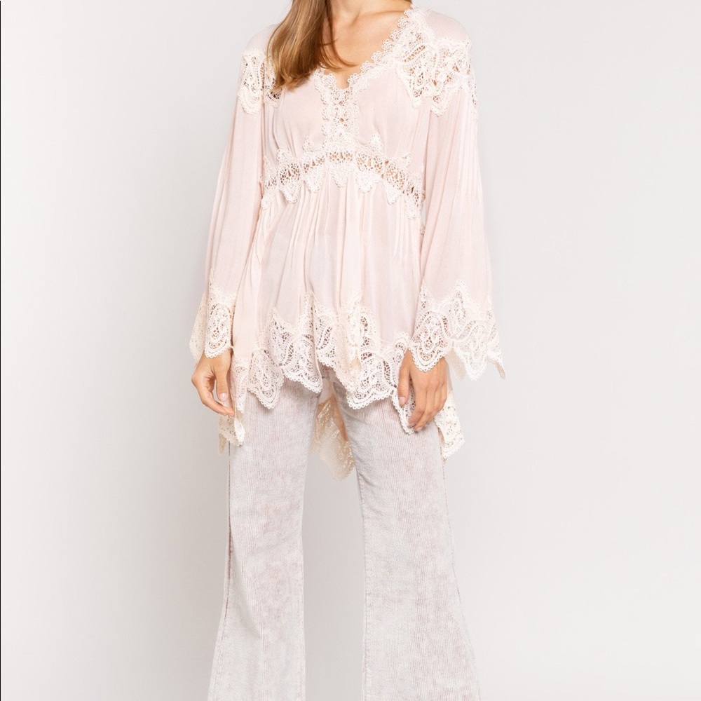 1 Left 💕Tasi Blush Bell Sleeve Tunic Blouse - Picture 2 of 7